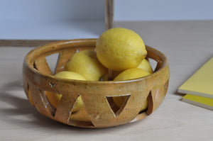 Ockerfarbene Schale aus Steingut