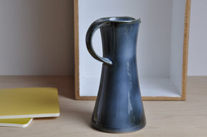 Blauer Porzellankrug