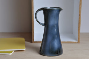 Blauer Porzellankrug