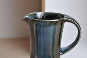 Blauer Porzellankrug