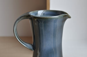 Blauer Porzellankrug