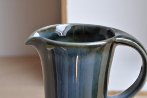 Blauer Porzellankrug