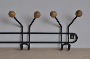 Hakenleiste aus Metall und Holz