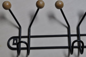 Hakenleiste aus Metall und Holz