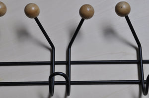 Hakenleiste aus Metall und Holz