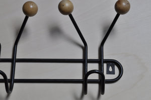 Hakenleiste aus Metall und Holz
