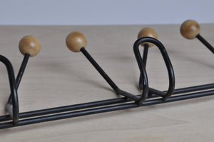 Hakenleiste aus Metall und Holz