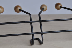 Hakenleiste aus Metall und Holz