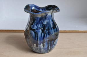 Kleine blaue Vase aus glasiertem Ton