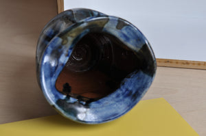 Kleine blaue Vase aus glasiertem Ton