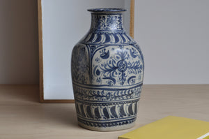 Steingutvase von Paul Yvain, blaue Muster
