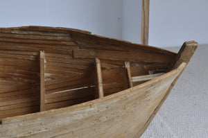 Braunes Modellholzboot