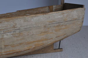 Braunes Modellholzboot