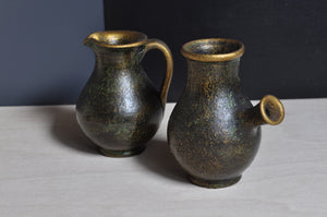 Set aus kleinem Krug und Vase aus schwarzer Keramik