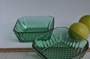Zwei smaragdgrüne quadratische Glasschalen