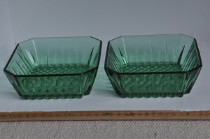 Zwei smaragdgrüne quadratische Glasschalen