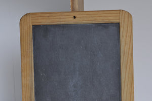 Schwarze Kreidetafel mit Holzrahmen