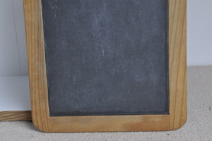 Schwarze Kreidetafel mit Holzrahmen