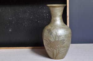 Messingvase mit Blumenmuster