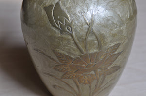 Messingvase mit Blumenmuster